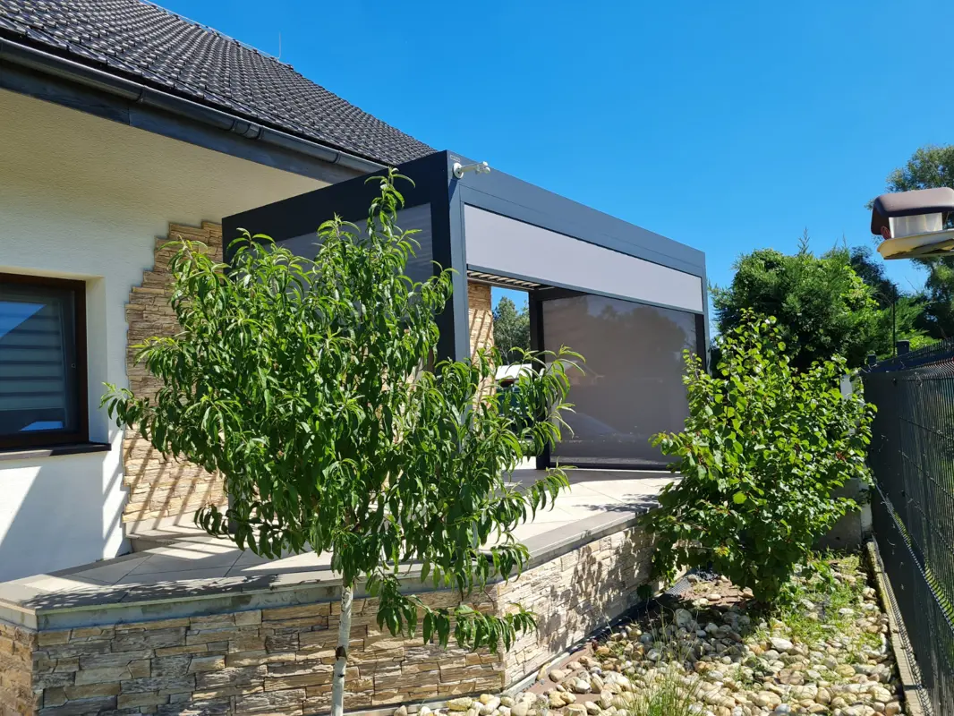 bioklimaticka-hlinikova-pergola-somfy-screen-pergomi