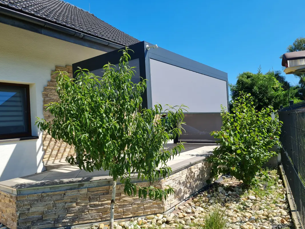 bioklimaticka-hlinikova-pergola-somfy-screeny-pergomi